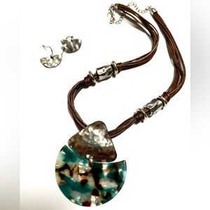 🌟 SALE $15 🌟 Vintage Mother of Pearl Resin Metal Rope Boho Crescent Set